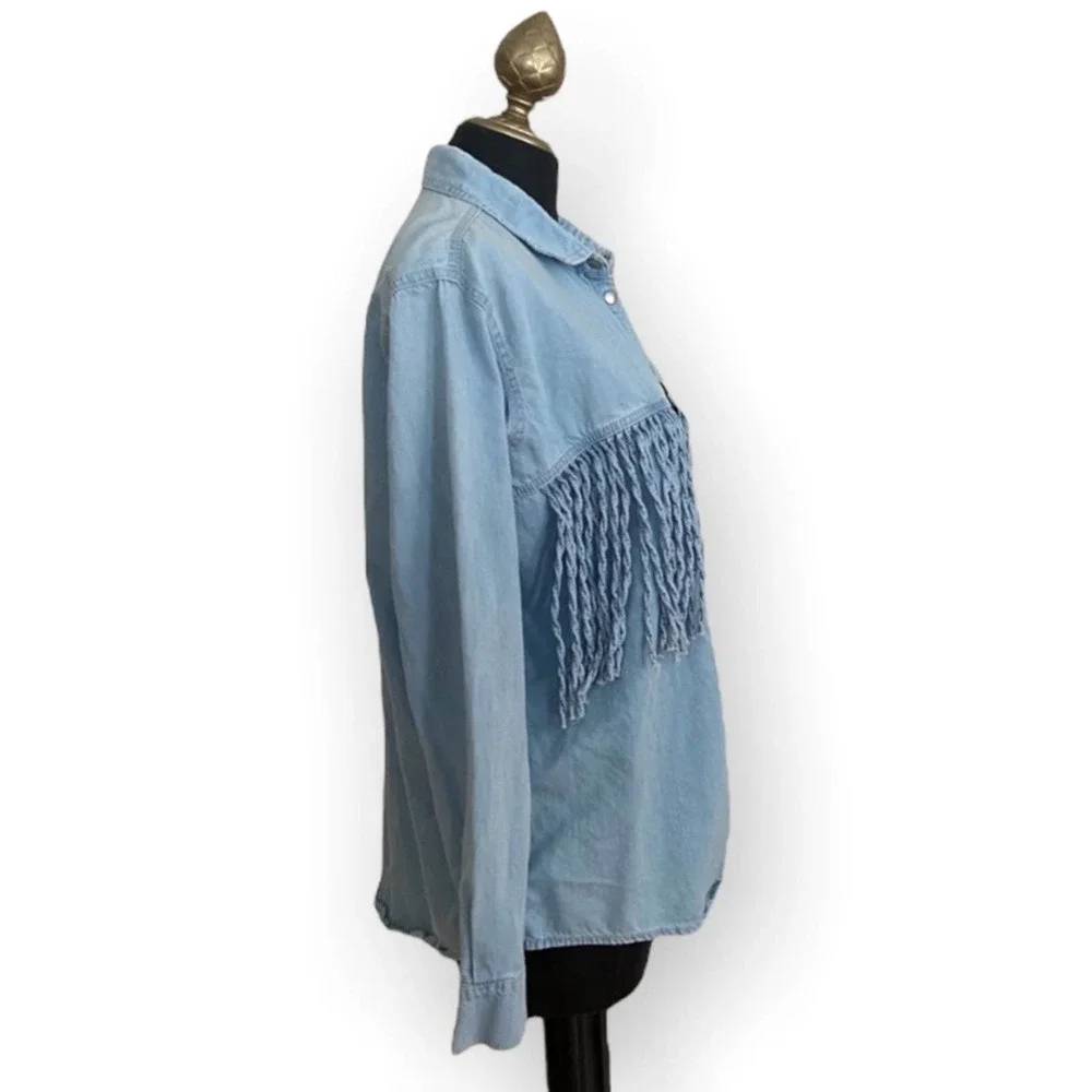 Goldie Top Button Down Western Fringe Light Wash Denim Blouse Size M/L - Picture 4 of 7